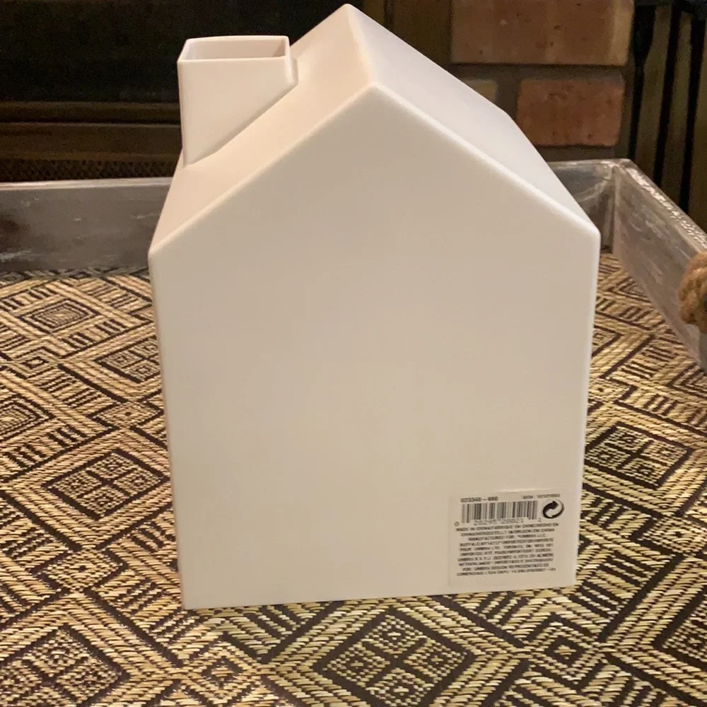 💥 $5 if bundled UMBRA House Tissue Box Cover Casa Home silhouette NWT